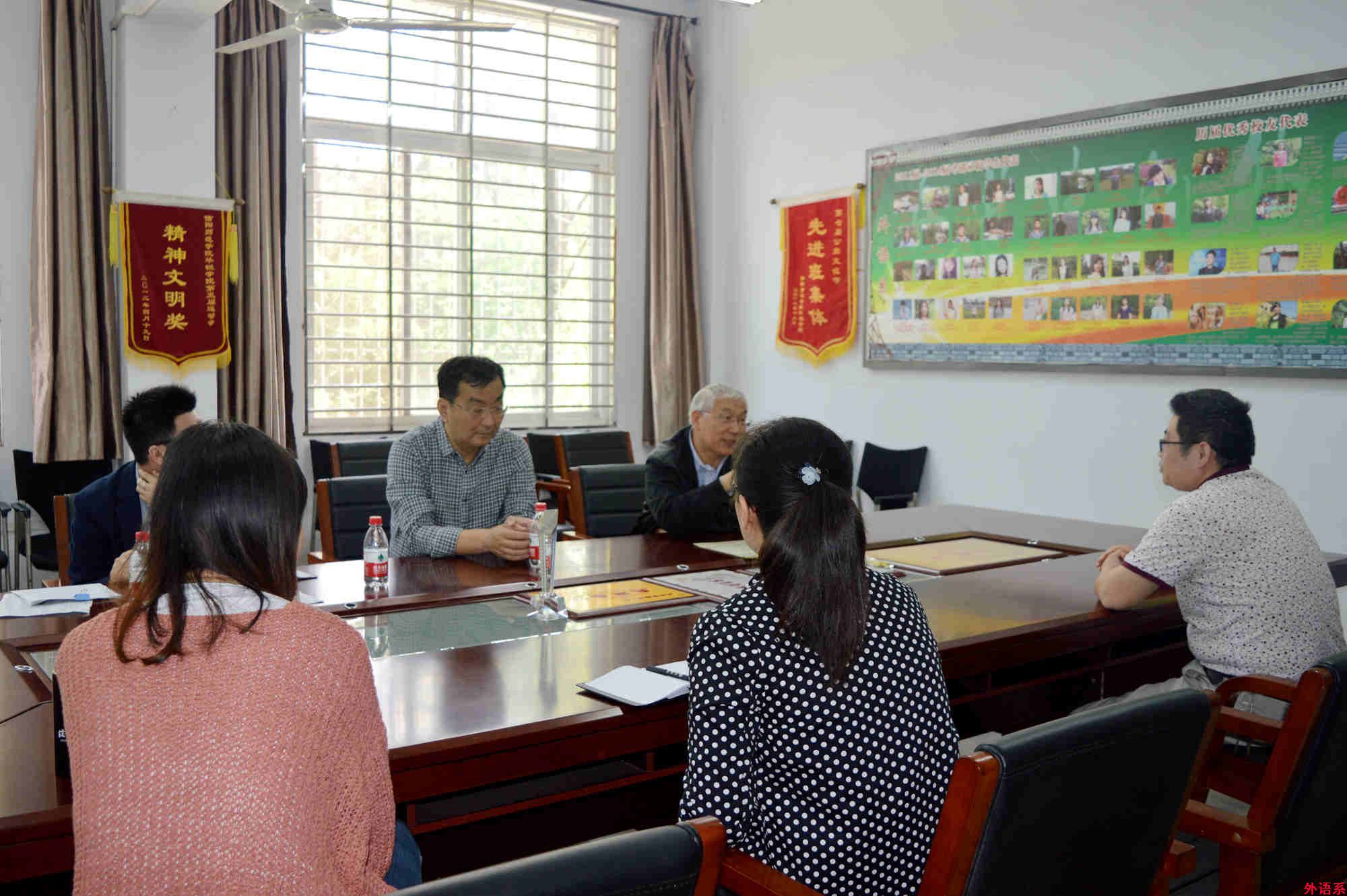 副校长毛海涛调研指导外国语学院单位史编纂工作