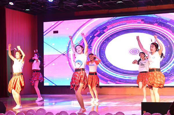 外国语学院举办“East or west,home is the best” 2018新年盛典