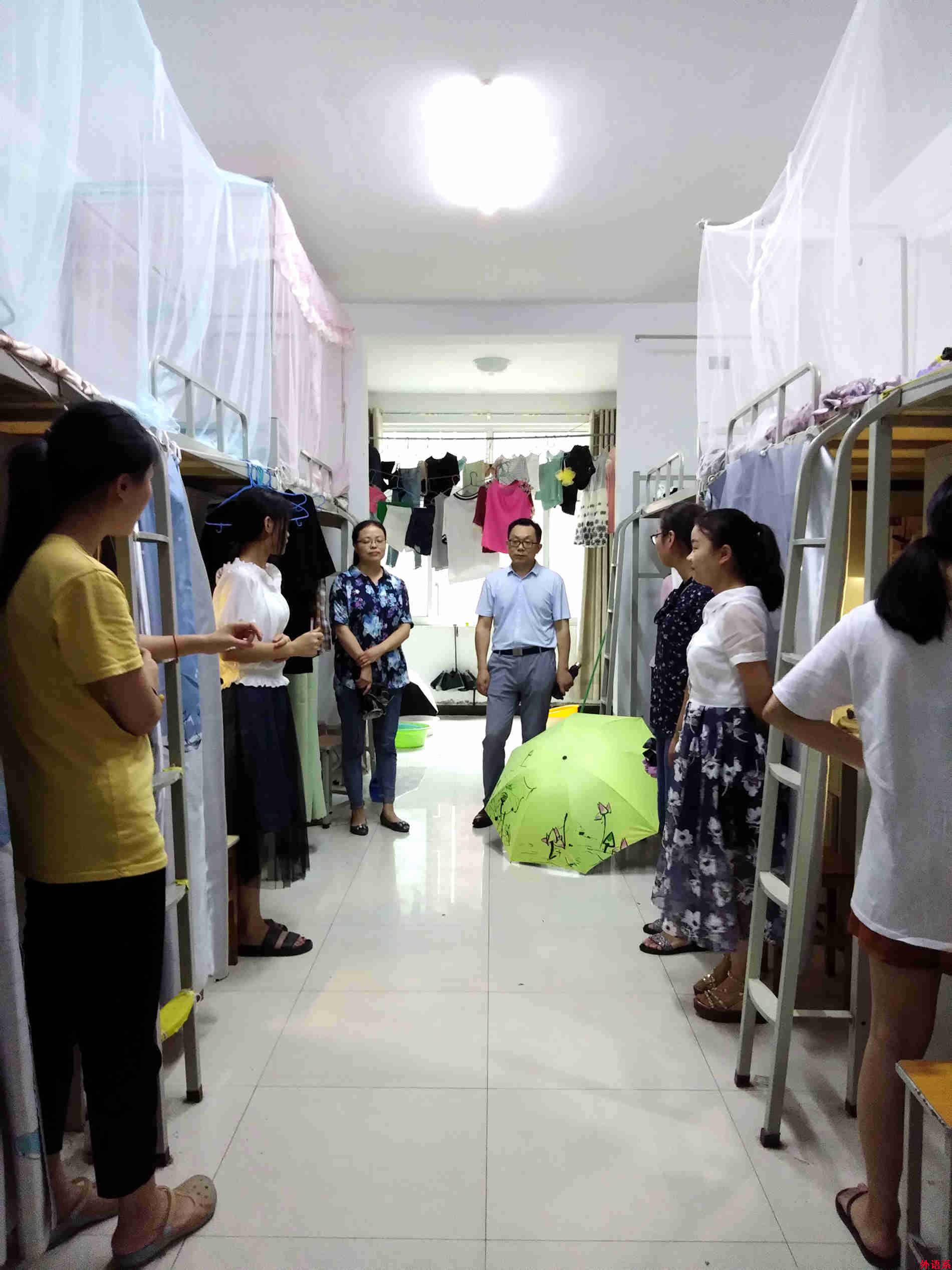 外国语学院走访慰问暑期留校学生