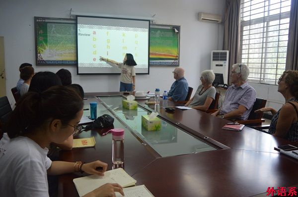 外籍友人到外国语学院交流学习