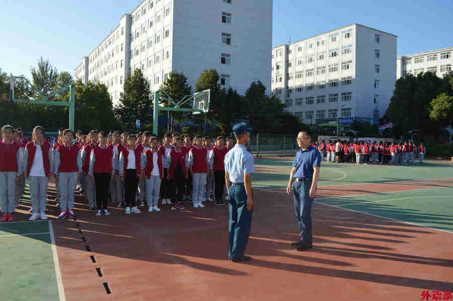 外国语学院罗德喜院长看望2017级军训新生