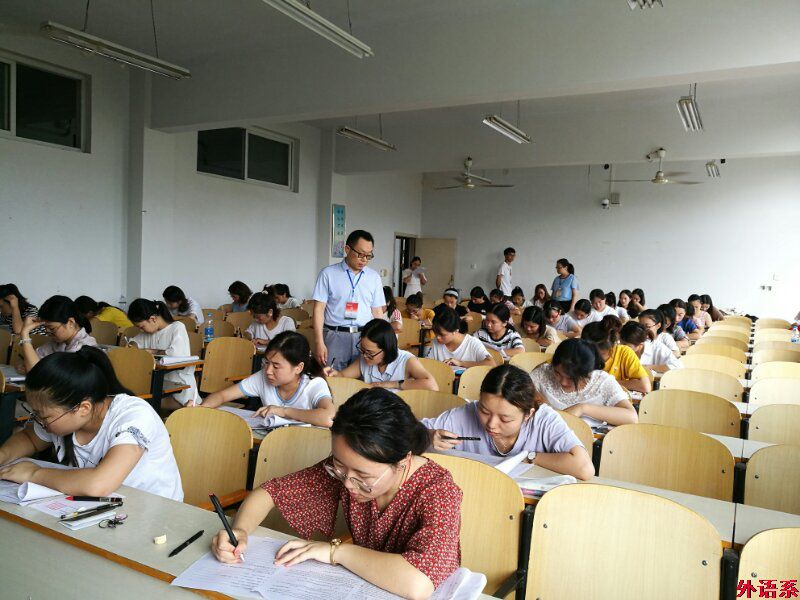 外国语学院深入期末考试现场巡考