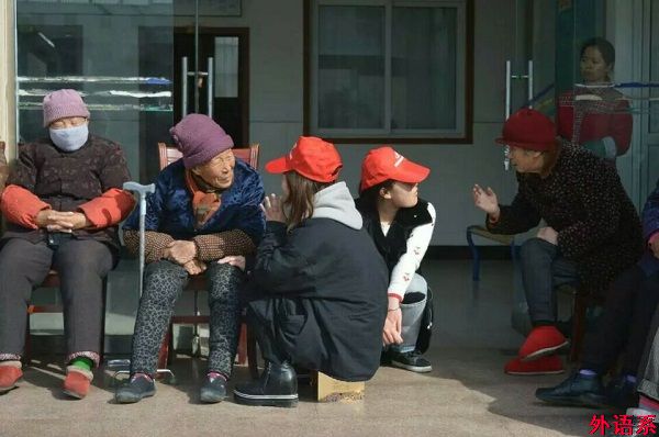 &nbsp;外国语志愿服务队开展献爱心送温暖活动