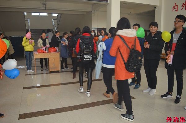 外国语学院开展“女生月送祝福”活动