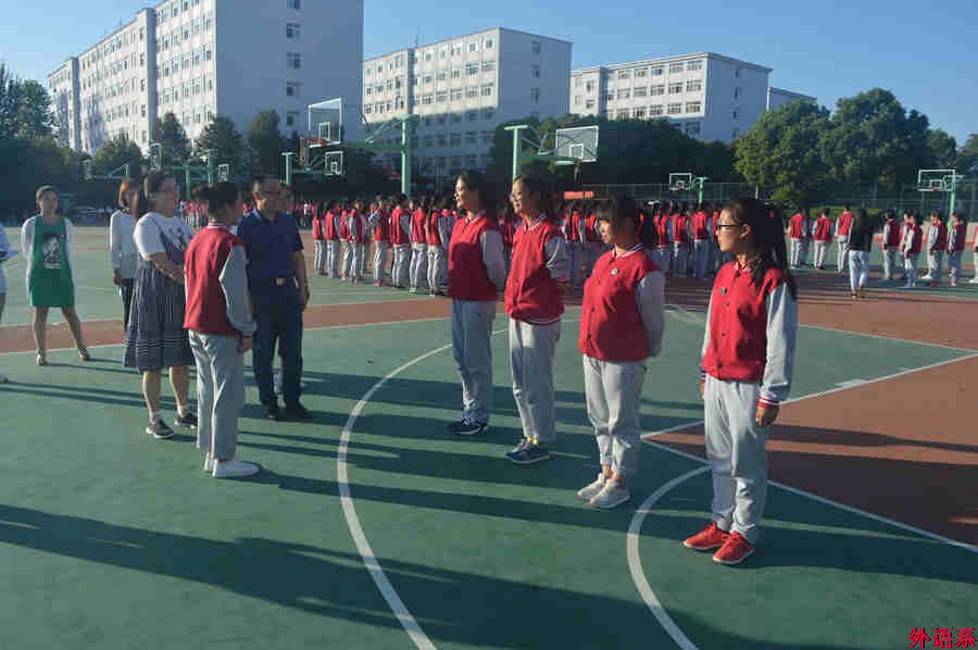 外国语学院罗德喜院长看望2017级军训新生