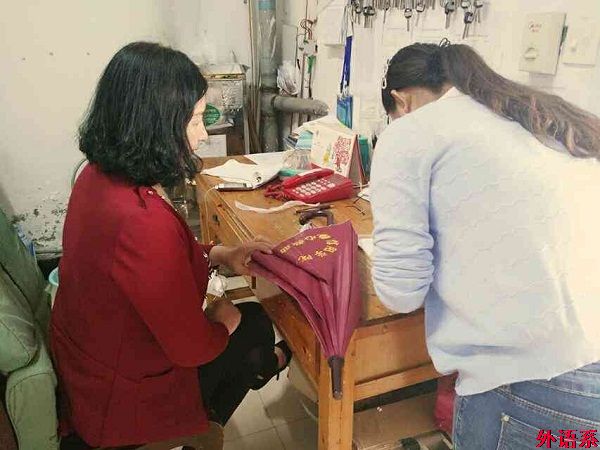 “雨天送你回家,诚信送我回架”:外语系爱心救助协会举办爱心伞活动