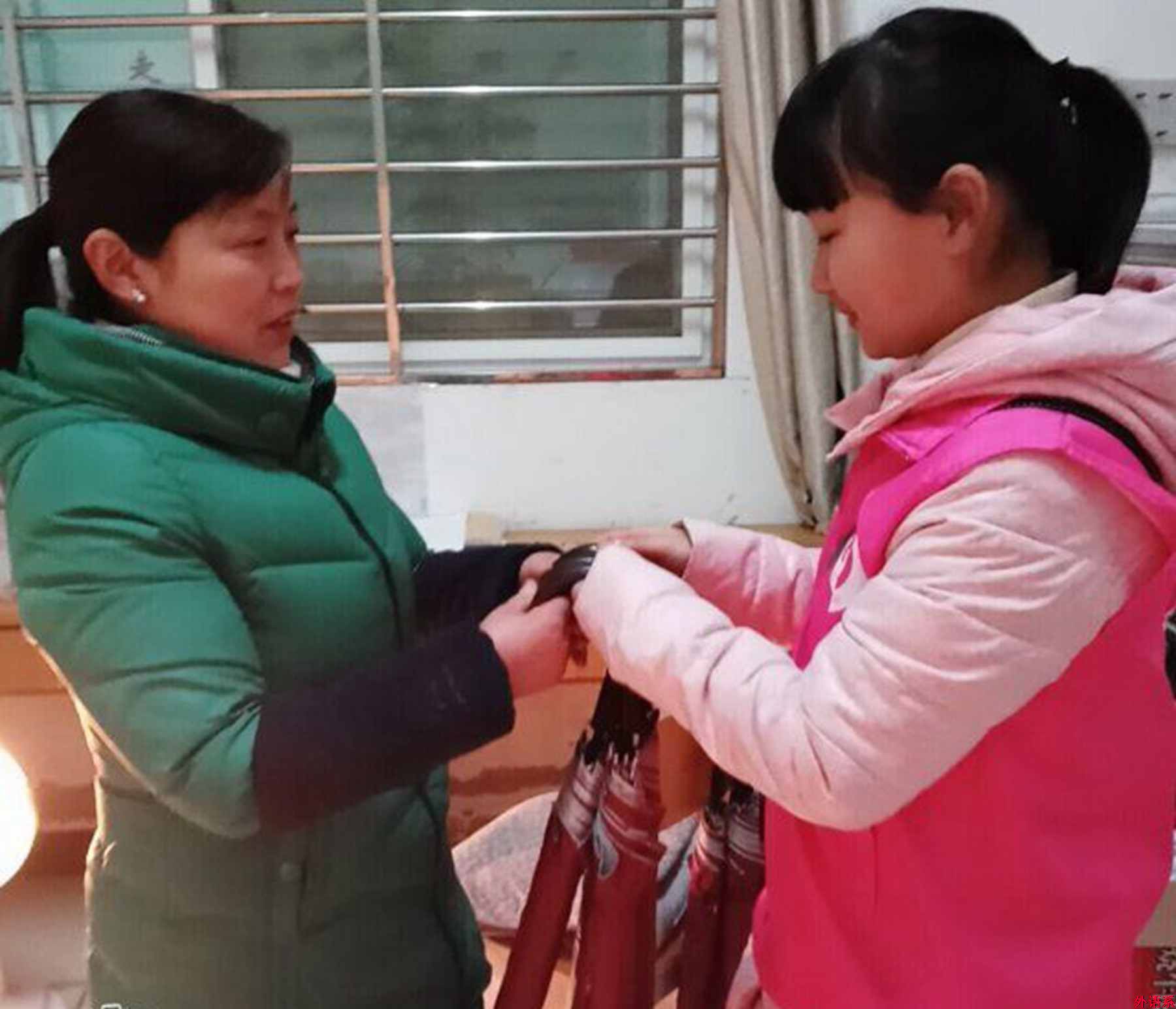 外国语学院爱心救助协会开展“诚信爱心伞,温暖你我他”志愿活动