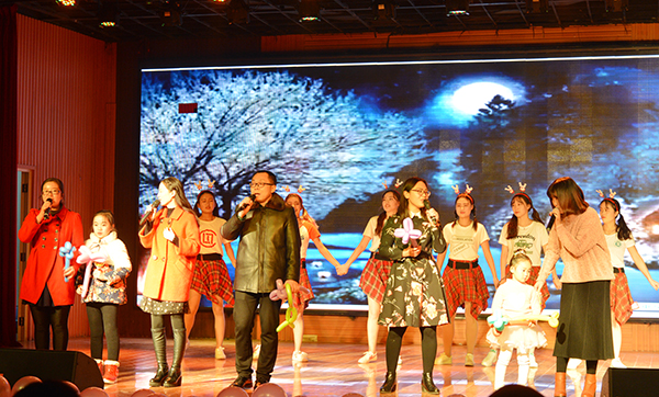 外国语学院举办“East or west,home is the best” 2018新年盛典