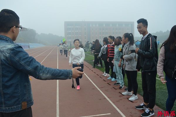 外国语学院开展2016年秋季运动会暨女生月趣味运动会