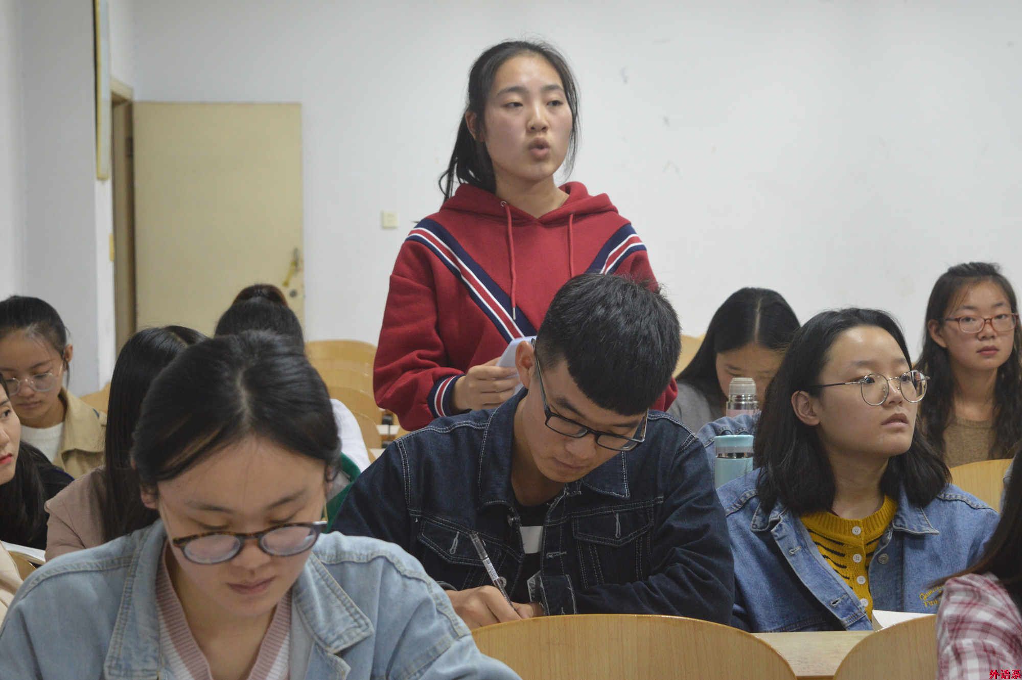 “党的创新理论万场宣讲进基层”---外国语学院召开2018年秋季入党积极分子“学党史、知党恩、跟党走”学习交流会