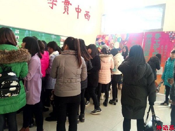 外语系举办“绿色生活,节能环保”手工艺作品大赛