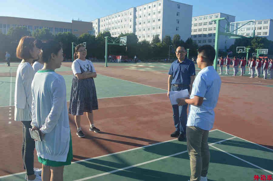 外国语学院罗德喜院长看望2017级军训新生