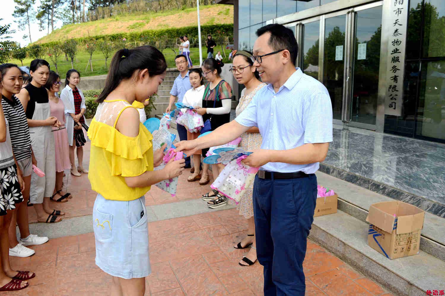 三伏酷暑备考忙 六项慰问送清凉——外国语学院慰问暑假留校复习考研学生
