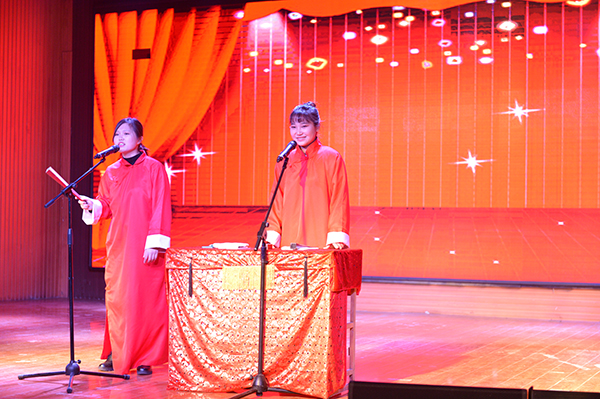 外国语学院举办“East or west,home is the best” 2018新年盛典