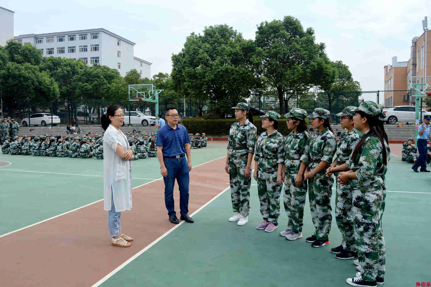 外国语学院看望2018级军训师生