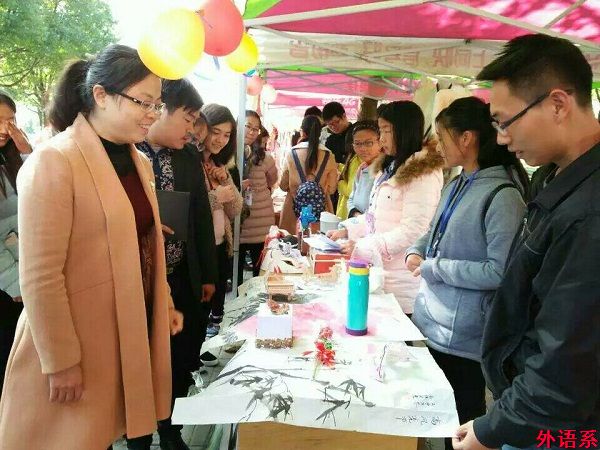 外国语学院爱心救助协会参与爱心义卖活动