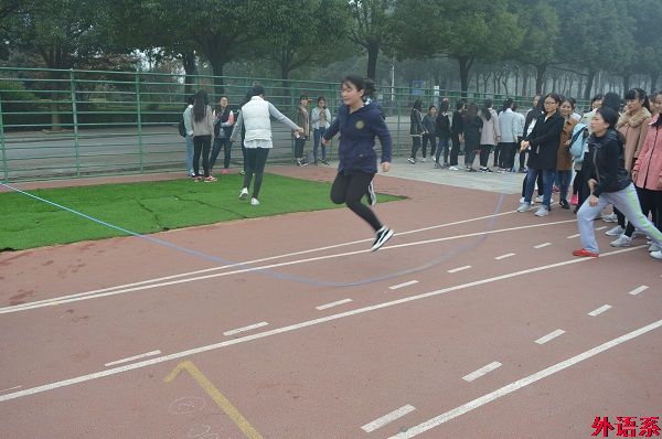 外国语学院开展2016年秋季运动会暨女生月趣味运动会