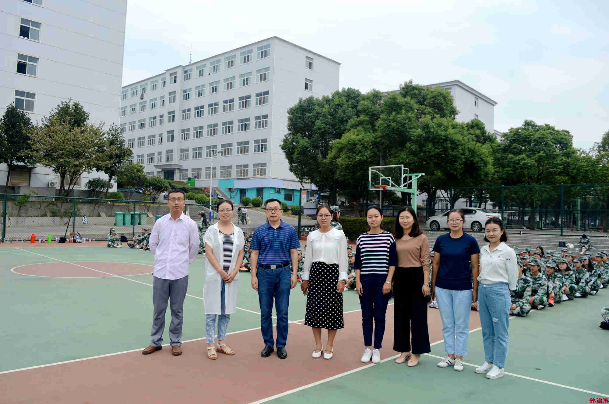 外国语学院看望2018级军训师生