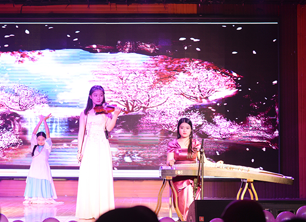 外国语学院举办“East or west,home is the best” 2018新年盛典