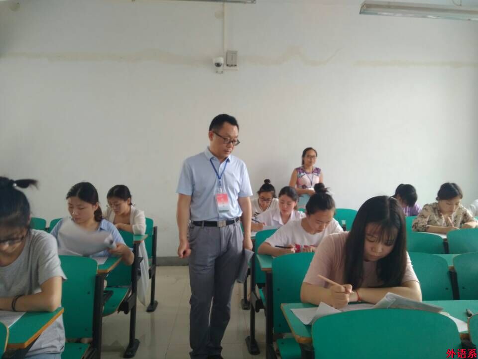外国语学院深入期末考试现场巡考