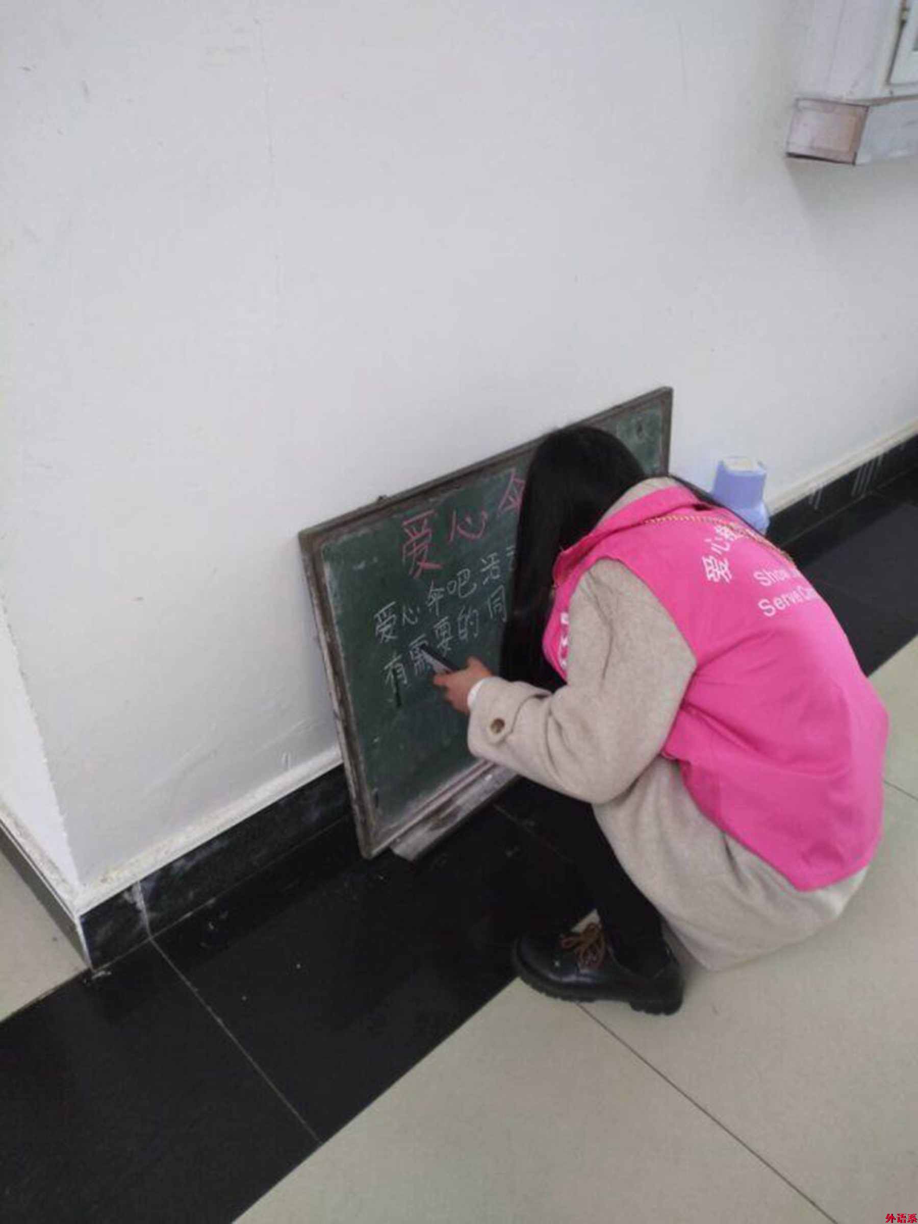 外国语学院爱心救助协会开展“诚信爱心伞，温暖你我他”志愿活动