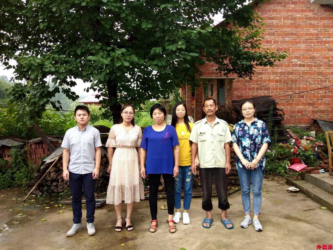 外国语学院开展“情系贫困生,走访送温暖”暑期贫困生家访活动