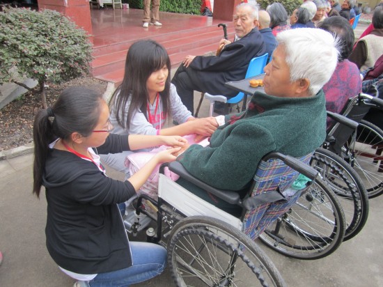 外语系开展“幸福五颗心”之关爱老人行活动