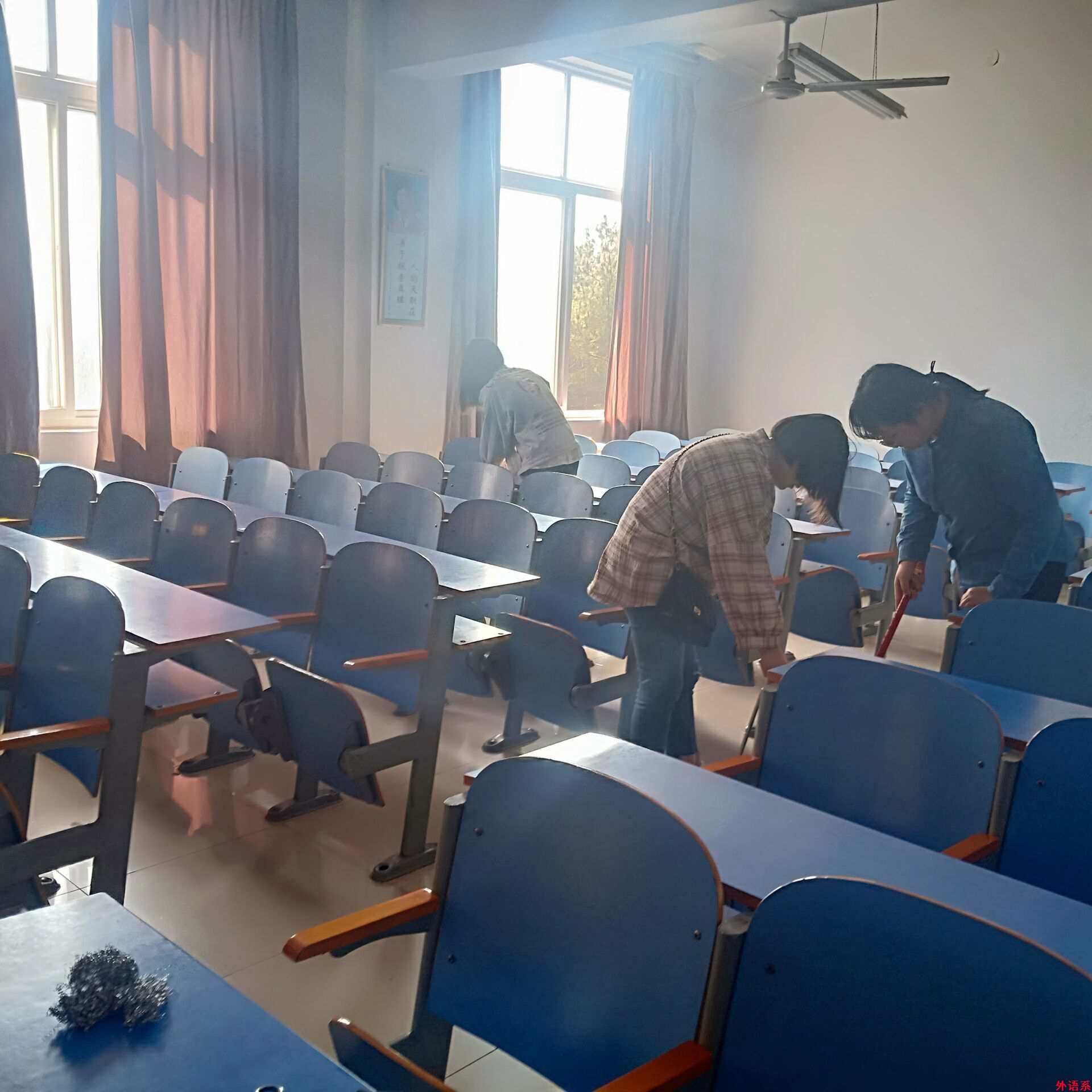 外国语学院开展 “清洁教室 美化课堂”志愿服务活动