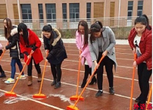 外语系青校学员开展“净化校园我先行”志愿活动