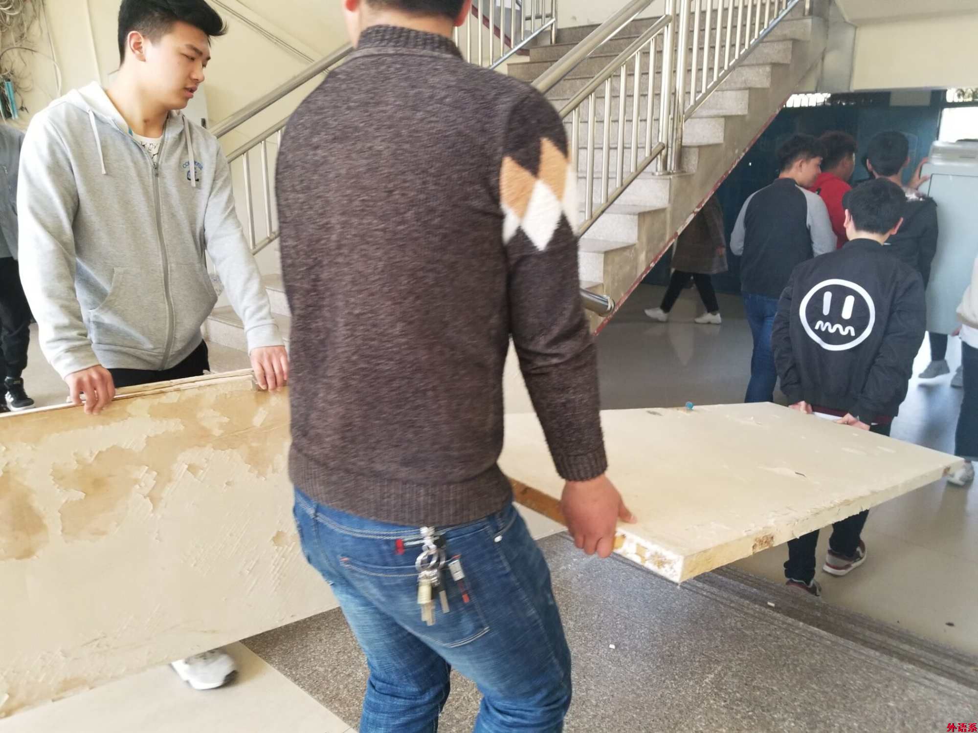 外国语学院开展 “清洁教室 美化课堂”志愿服务活动