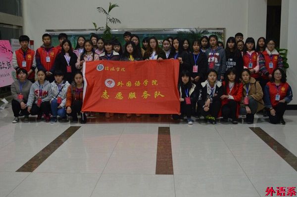 外国语志愿服务队开展“课桌大清扫”活动