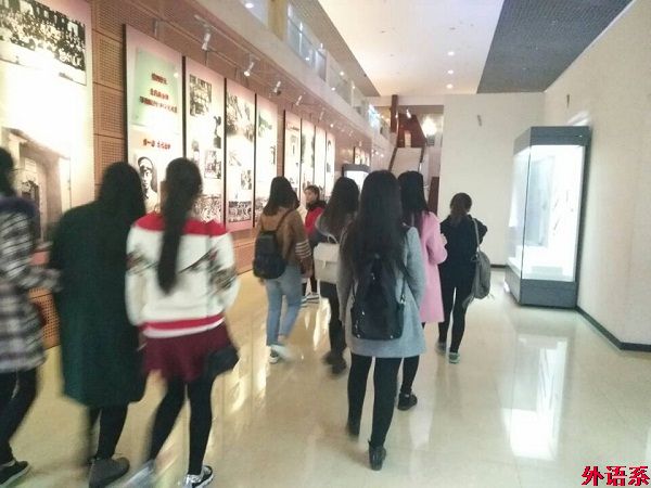 外国语学院本期发展对象开展“争辉党旗，争当先锋”实践活动