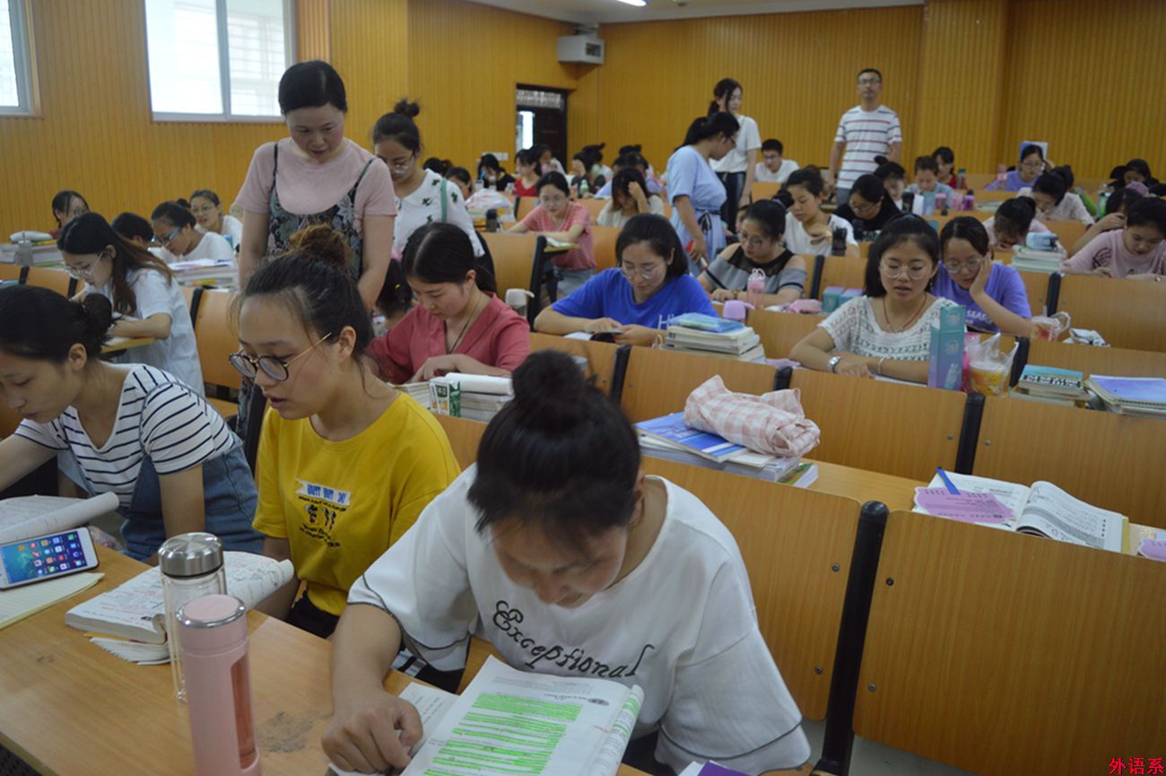 “研”夏送清凉，情系考研生 --外国语学院慰问暑期留校考研学生