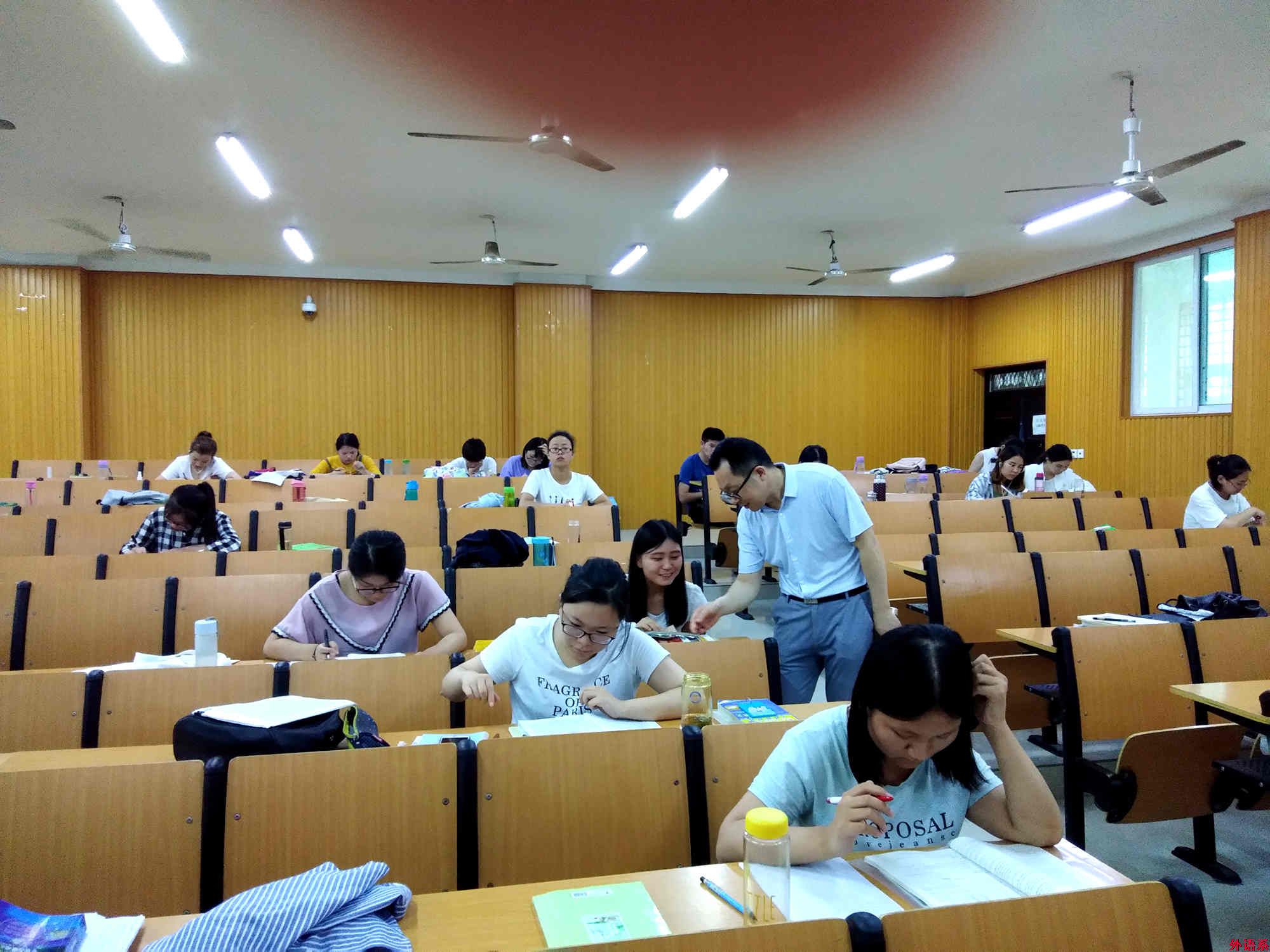 外国语学院走访慰问暑期留校学生