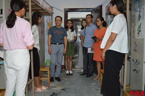 【入学教育】外国语学院院长罗德喜深入学生宿舍看望新同学