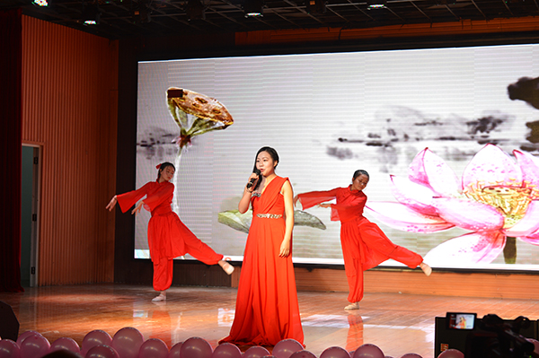 外国语学院举办“East or west,home is the best” 2018新年盛典