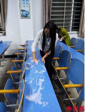 【团校系列三】外国语学院志愿者服务队进行“课桌大作战”主题志愿者活动