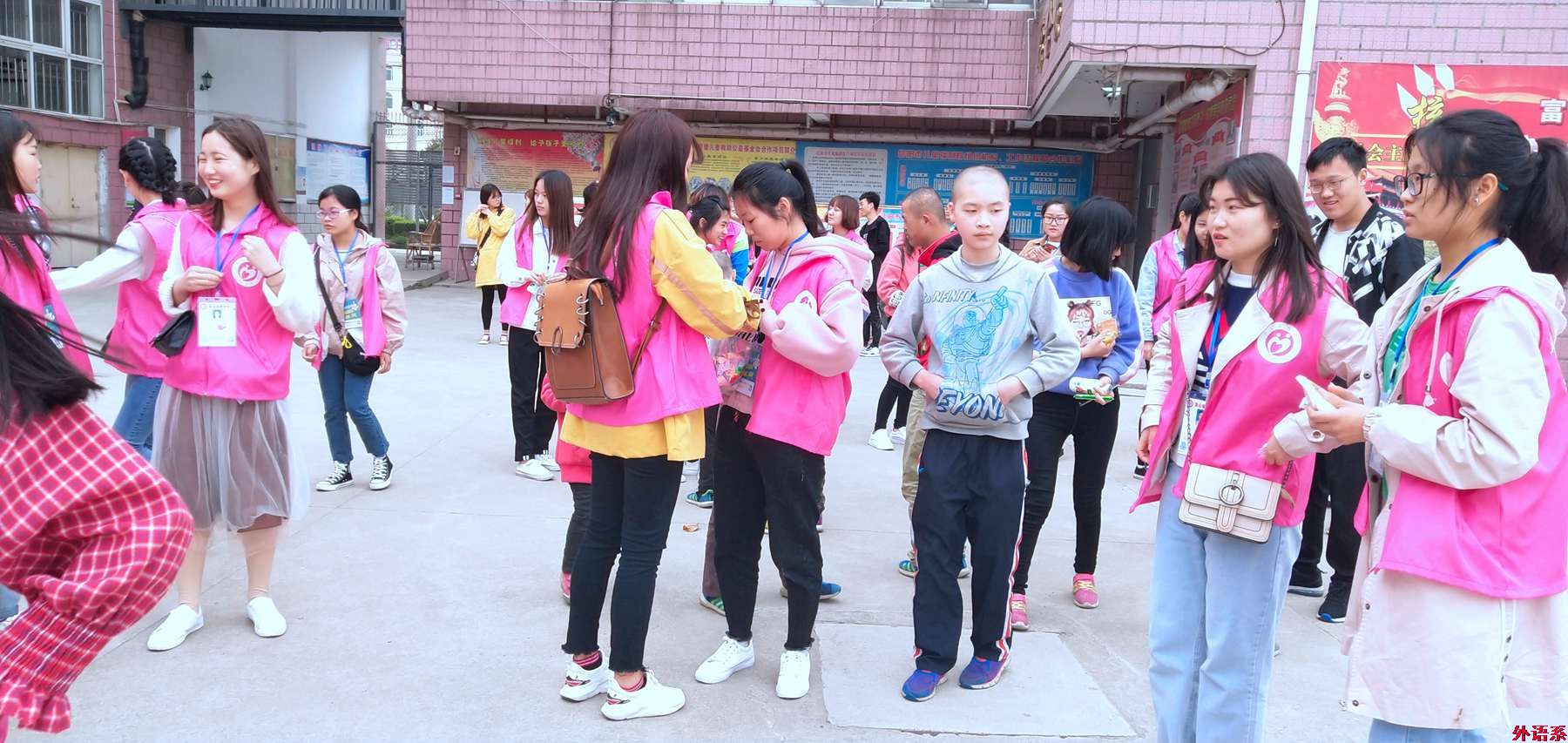 外国语学院开展“以爱为名,为爱支撑”儿童福利院志愿行