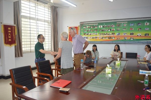 外籍友人到外国语学院交流学习