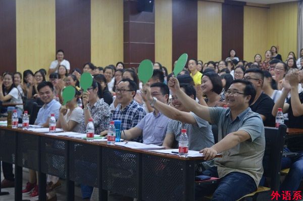 外国语学院举办第12届“青春杯”演讲风采大赛