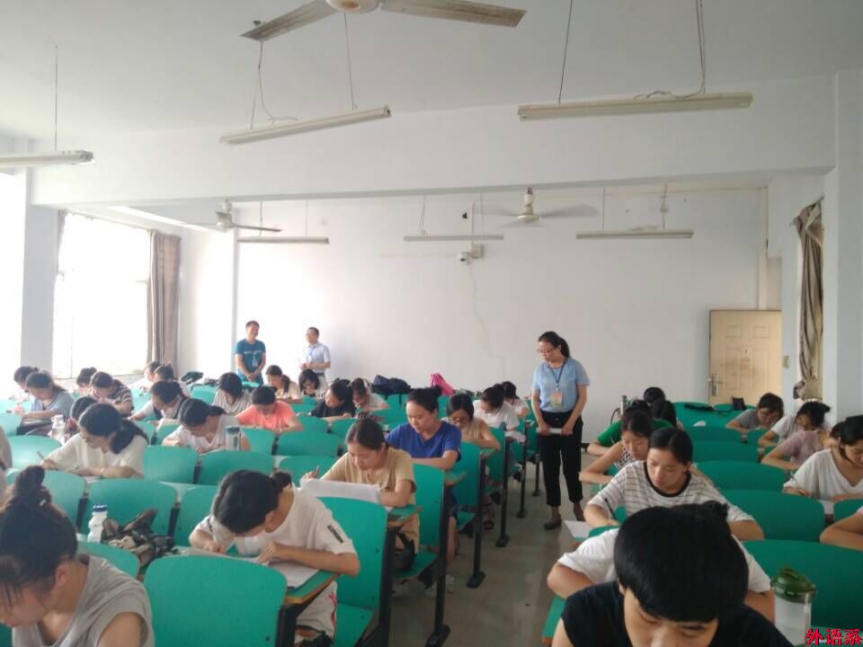 外国语学院深入期末考试现场巡考