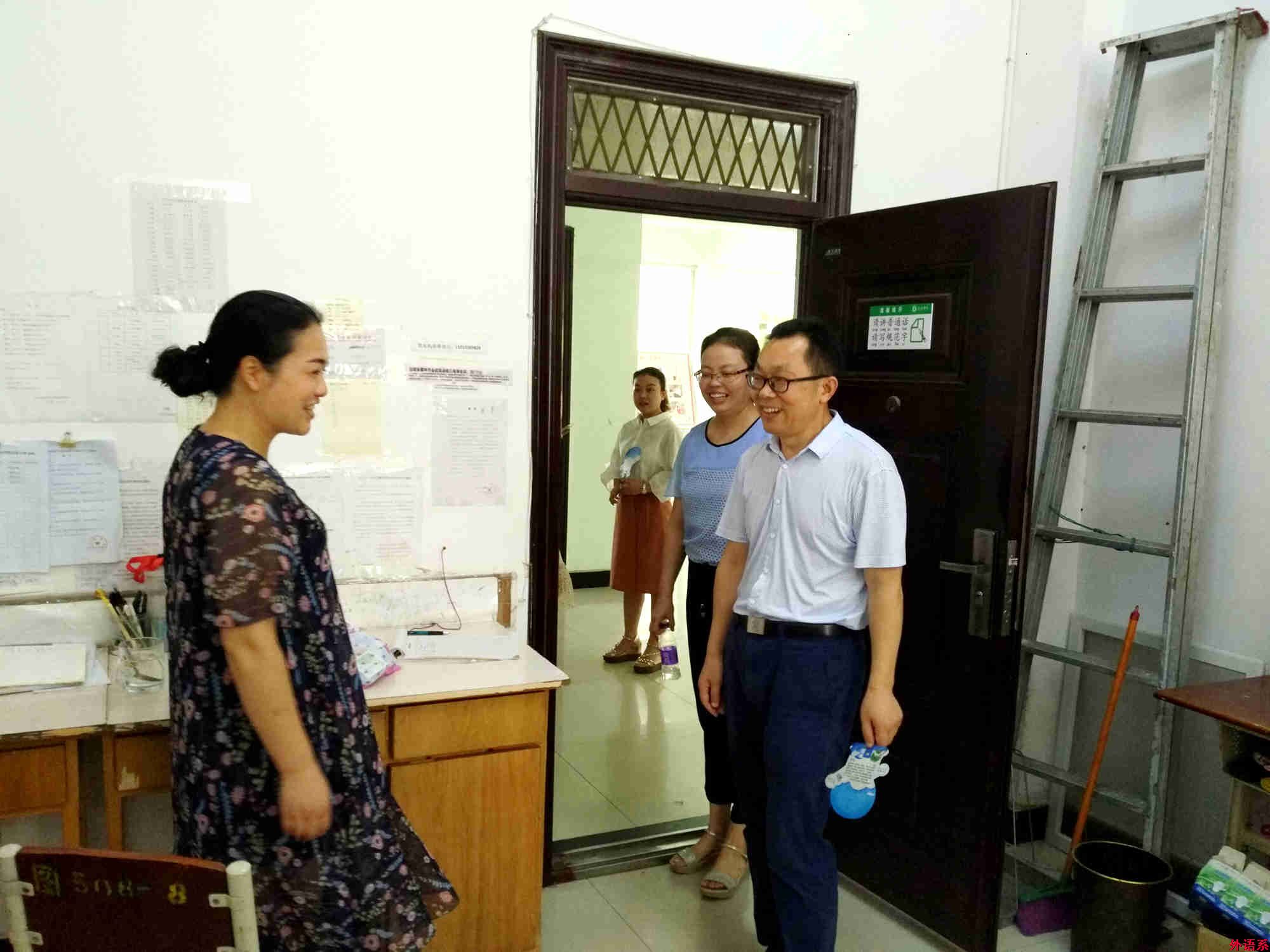 三伏酷暑备考忙 六项慰问送清凉——外国语学院慰问暑假留校复习考研学生