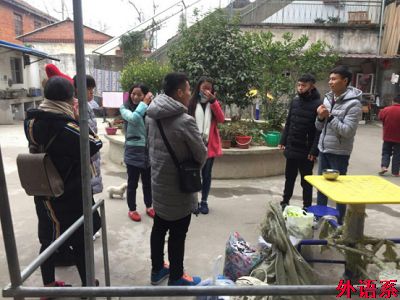 外国语学院志愿队赴平桥区大家庭安养院开展爱心活动