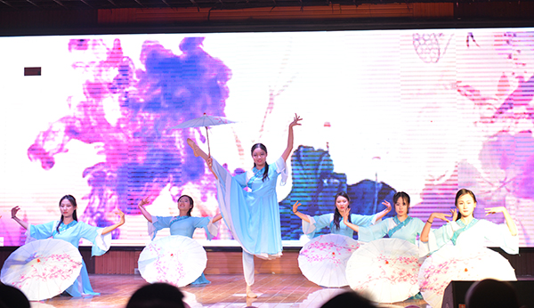 外国语学院举办“East or west,home is the best” 2018新年盛典