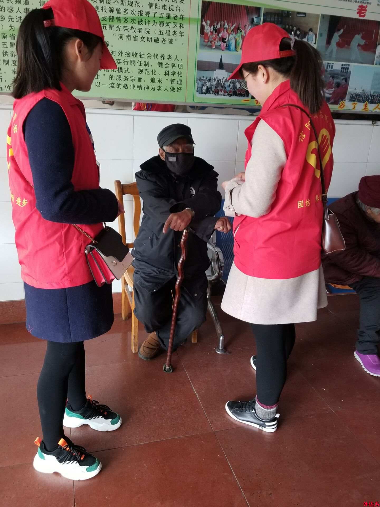 [学习雷锋好榜样]外国语学院深入“五星光荣敬老院”开展志愿服务活动