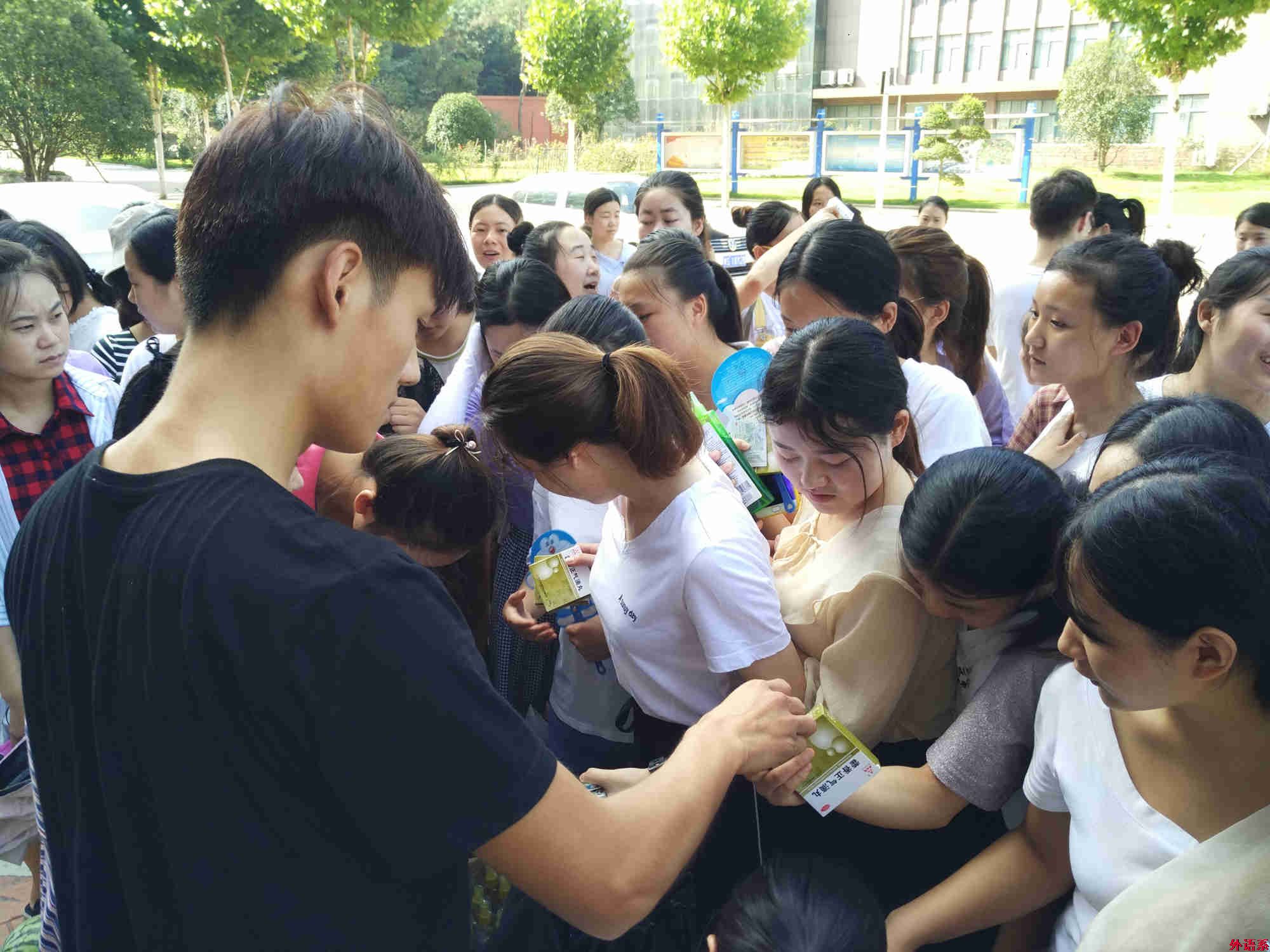 三伏酷暑备考忙 六项慰问送清凉——外国语学院慰问暑假留校复习考研学生