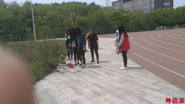 外语系青年志愿者开展卫生服务活动