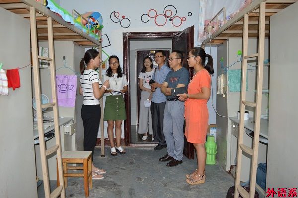 【入学教育】外国语学院院长罗德喜深入学生宿舍看望新同学