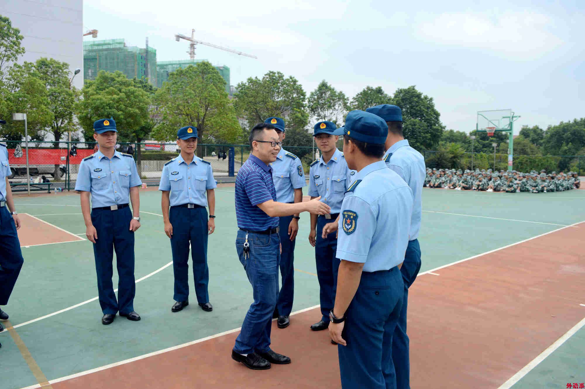 外国语学院看望2018级军训师生